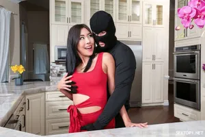 đi công chuyện quản lý nữ xinh đẹp say xỉn nằm ra ngủ thế này thì …