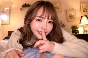 Một loli với khuôn mặt trẻ thơ và bộ ngực lớn trong chiếc quần jean bó sát, với bộ ngực lớn trắng trẻo và mềm mại, một mỹ nhân trên trái đất, nhưng người đàn ông thì quá tệ, luôn yếu đuối và trở nên mềm yếu sau một thời gian