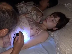 Một đêm ngủ cùng má kế trẻ