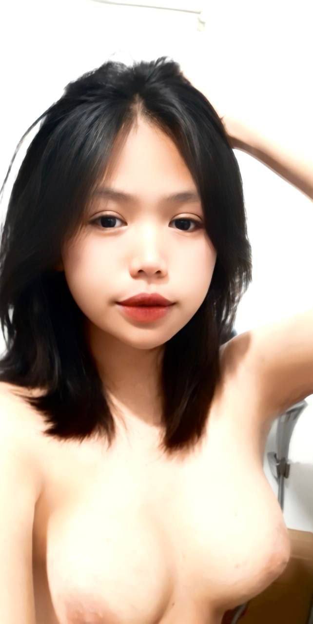 Đang ôn thi đại học mà nhìn chị nứng quá